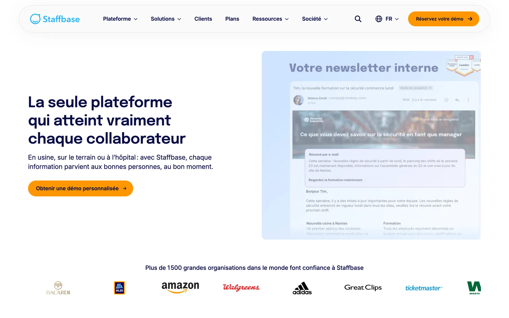 staffbase.com homepage in French: 'La seule plateforme qui atteint vraiment chaque collaborateur' hero with an email newsletter mockup and a row of customer logos